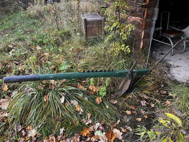 Zabytkowe narzędzia rolnicze kultywator, brony, młynek, pług