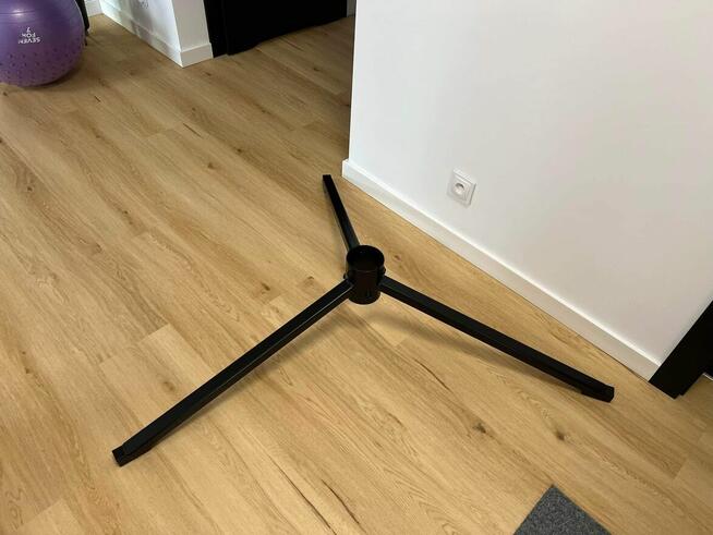 Stojak pod choinkę stojaki trzy nogi cztery regulacja śruba