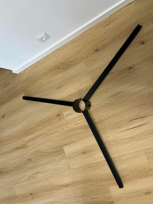 Stojak pod choinkę stojaki trzy nogi cztery regulacja śruba