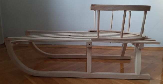 Sanki drewniane z oparciem