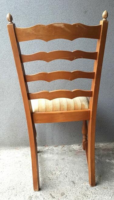 Krzesła drewniane z welurowym siedziskiem
