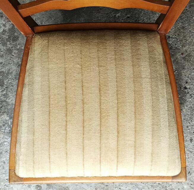 Krzesła drewniane z welurowym siedziskiem