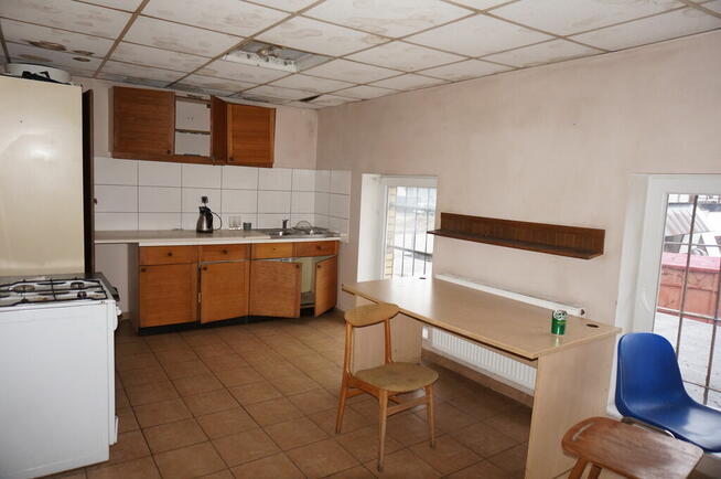 Hala magazynowo-produkcyjna z biurami, ogrzewanie.