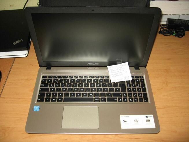 Laptopy nowe poekspozycyjne i polisingowe , z roczna gwaran