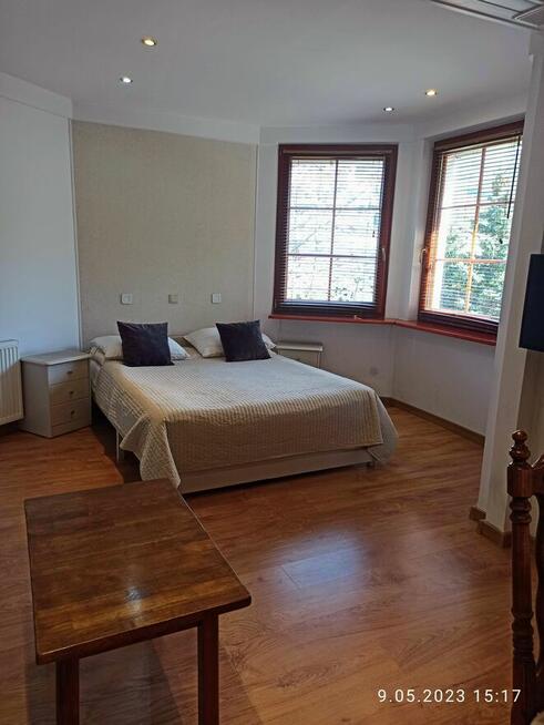 Pokoje z łazienkami i widokiem na góry w centrum Karpacza