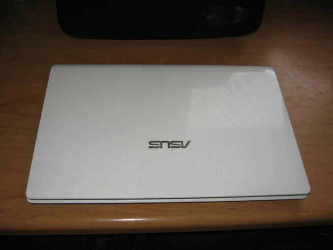 Laptopy nowe poekspozycyjne i polisingowe , z roczna gwaran