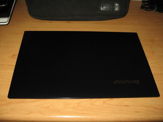 Laptopy nowe poekspozycyjne i polisingowe , z roczna gwaran