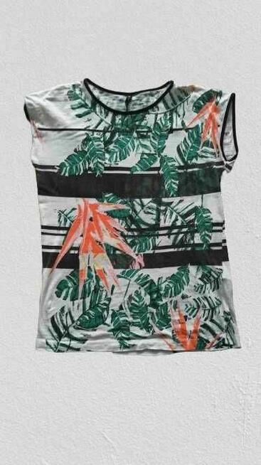 Koszulka w tropikalny wzór Moodo