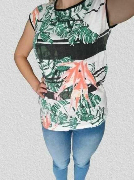 Koszulka w tropikalny wzór Moodo