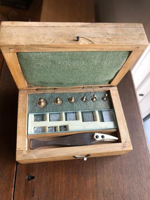 Waga aptekarska z lat 30-tych