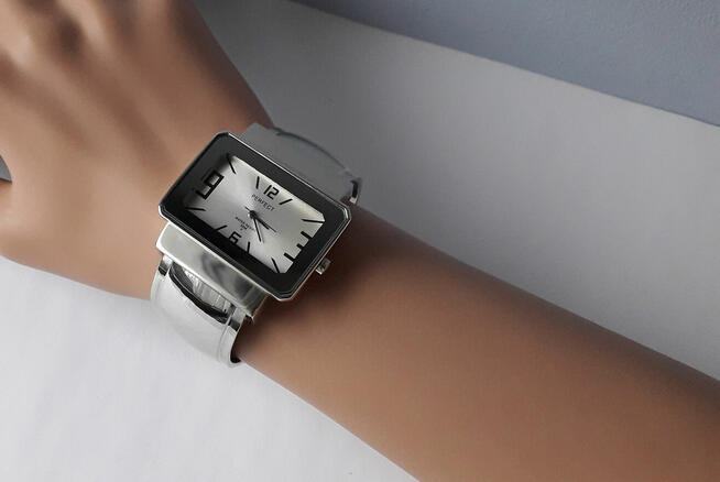 Zegarek damski Perfect, srebrny typu bangle, nowy, stylowy