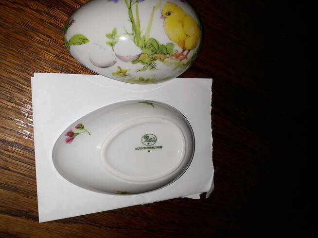 Porcelanowe jajko ozdobne.