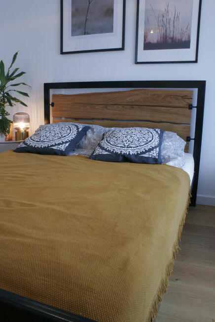 Łóżko, drewno dębowe i metalowa rama. ARTstyle