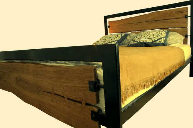 Łóżko, drewno dębowe i metalowa rama. ARTstyle