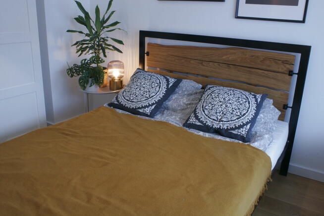 Łóżko, drewno dębowe i metalowa rama. ARTstyle