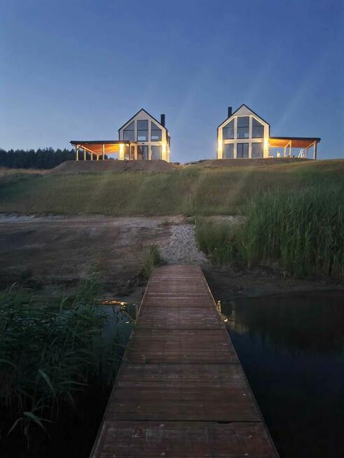 Domek z linia brzegową oraz pomostem nad jeziorem Kopiec