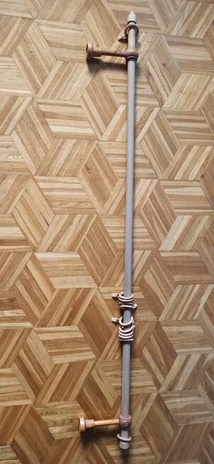 Karnisze drewniane pojedyncze.