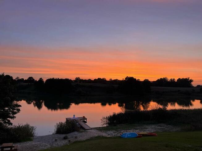 Domek z linia brzegową oraz pomostem nad jeziorem Kopiec
