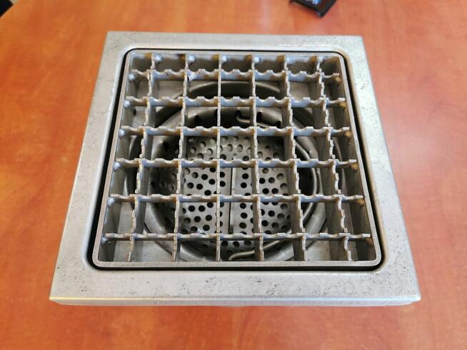 Kratka ściekowa ze stali nierdzewnej 200x200 DN110 Pionowa