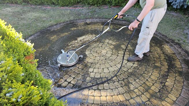 Profesjonalne czyszczenie kostki brukowej
