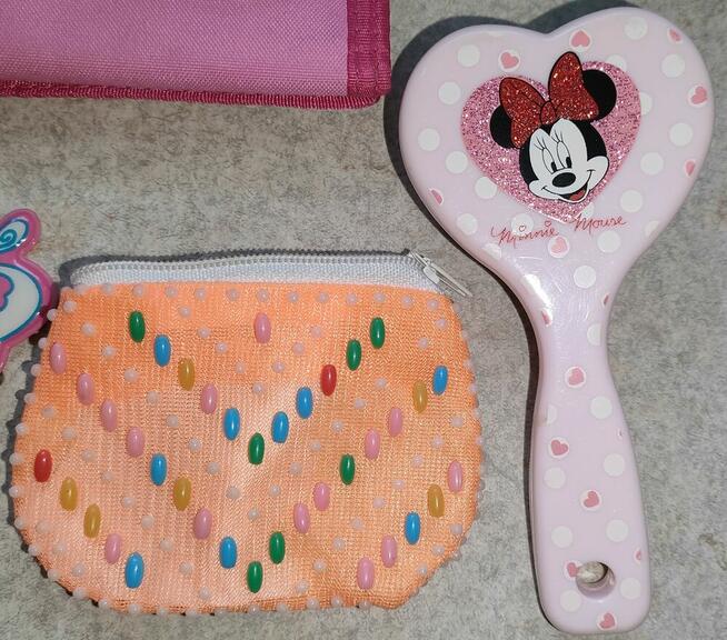 Dla dziewczynki lusterko, portmonetka, szczotka, puzderko it