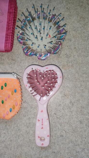 Dla dziewczynki lusterko, portmonetka, szczotka, puzderko it
