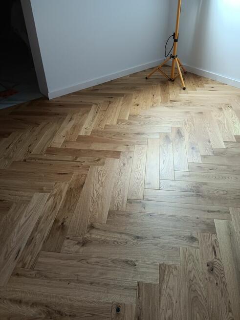 Układanie paneli podłóg parkietu cyklinowanie lakierowanie w