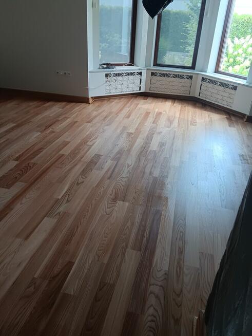 Układanie paneli podłóg parkietu cyklinowanie lakierowanie w