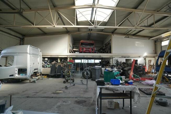 Obiekt komercyjny z działką przy drodze krajowej