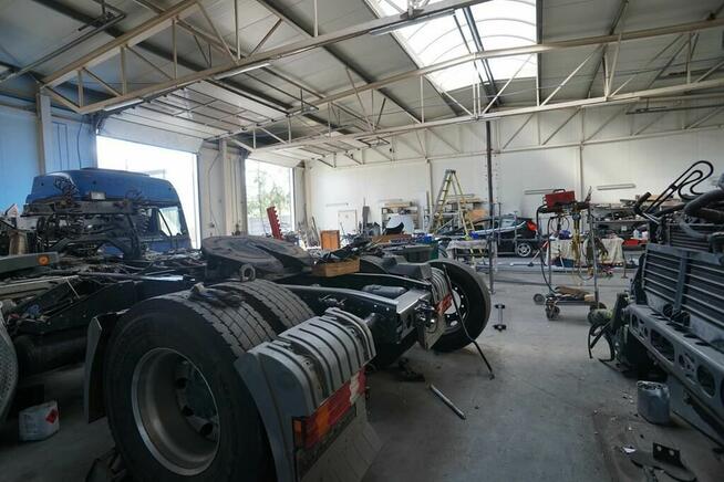 Obiekt komercyjny z działką przy drodze krajowej