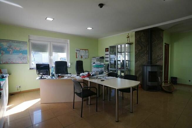 Obiekt komercyjny z działką przy drodze krajowej