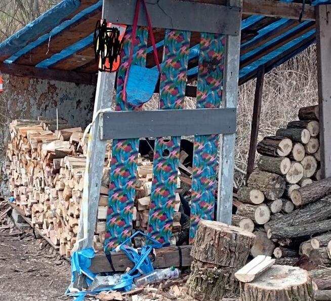 Rozpałka drobno rąbana , sucha .