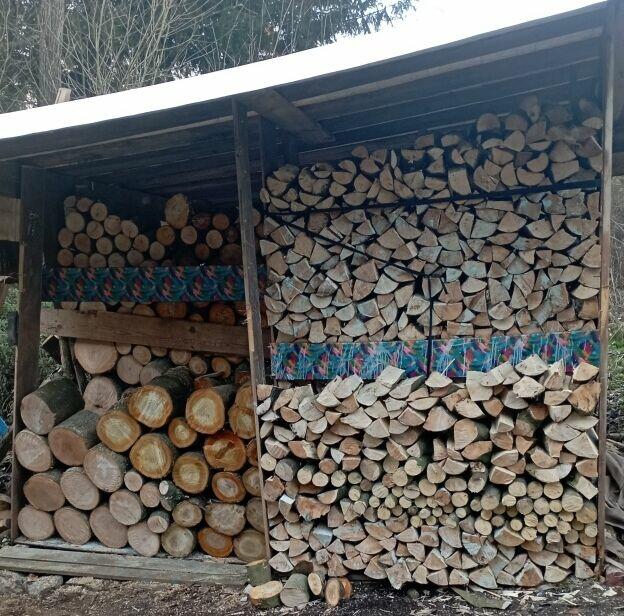 Rozpałka drobno rąbana , sucha .