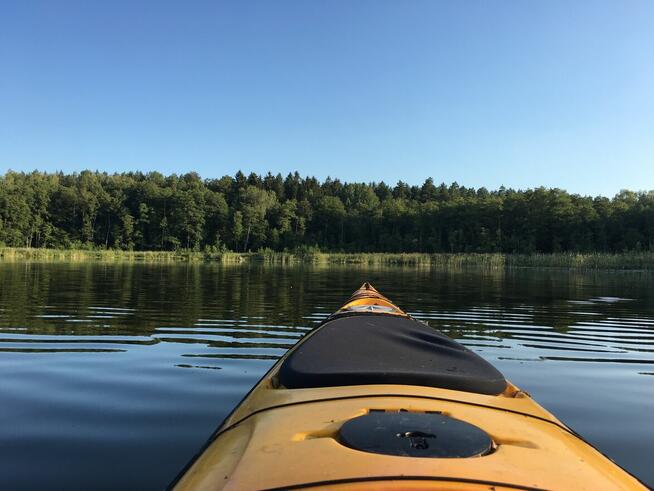 Dom z linią brzegową jeziora i pomostem