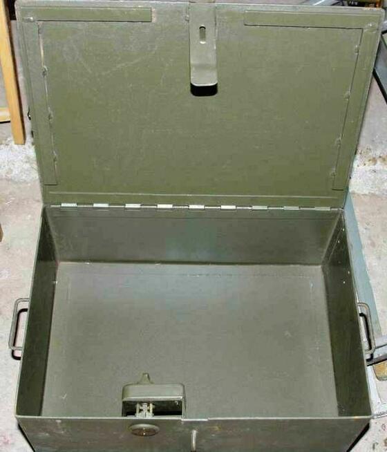 Skrzynia metalow na narzędzia, akta, na klucz kłódkę, skobel