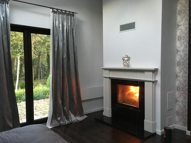 Dom z linią brzegową jeziora i pomostem