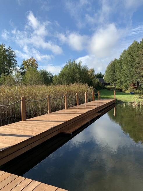 Dom z linią brzegową jeziora i pomostem
