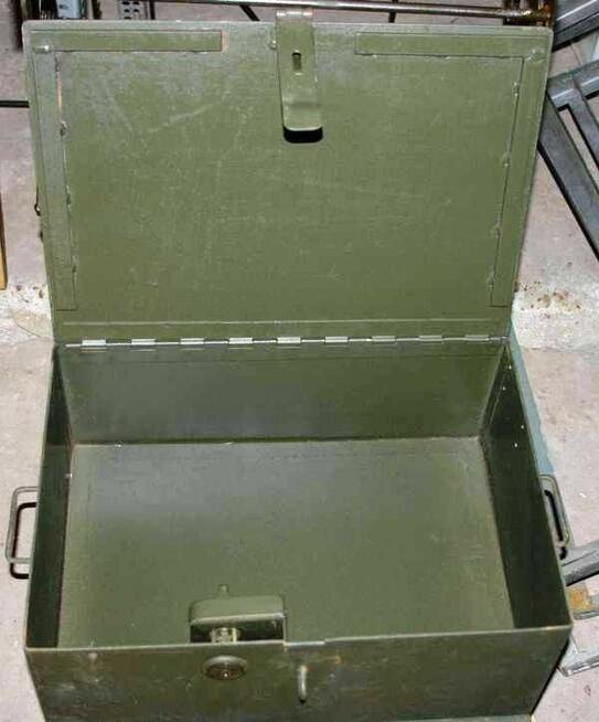 Skrzynia metalow na narzędzia, akta, na klucz kłódkę, skobel