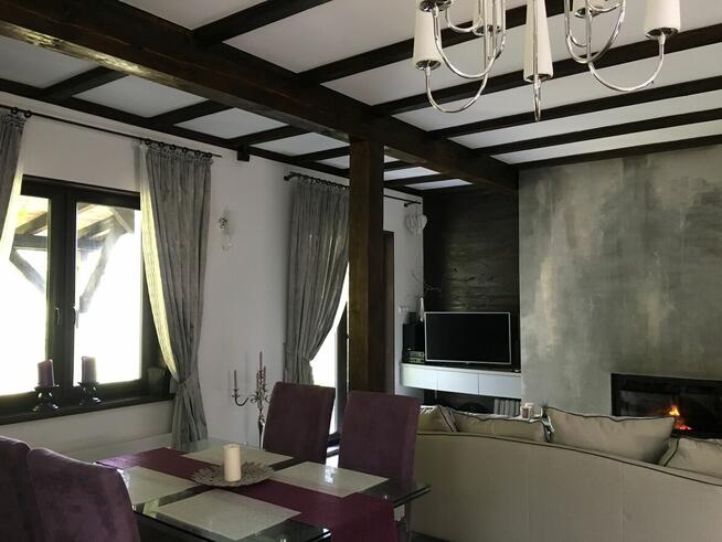 Dom z linią brzegową jeziora i pomostem