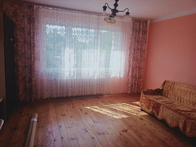 Sprzedam dom 9 pokojowy z garażem, piwnicą i balkonem