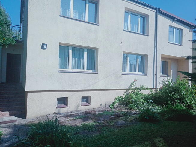 Sprzedam dom 9 pokojowy z garażem, piwnicą i balkonem