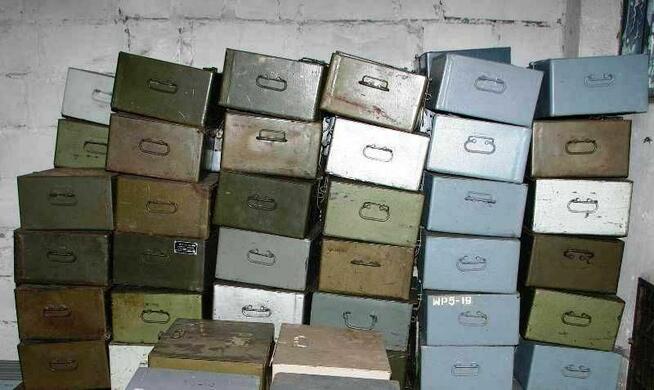 Skrzynia metalow na narzędzia, akta, na klucz kłódkę, skobel