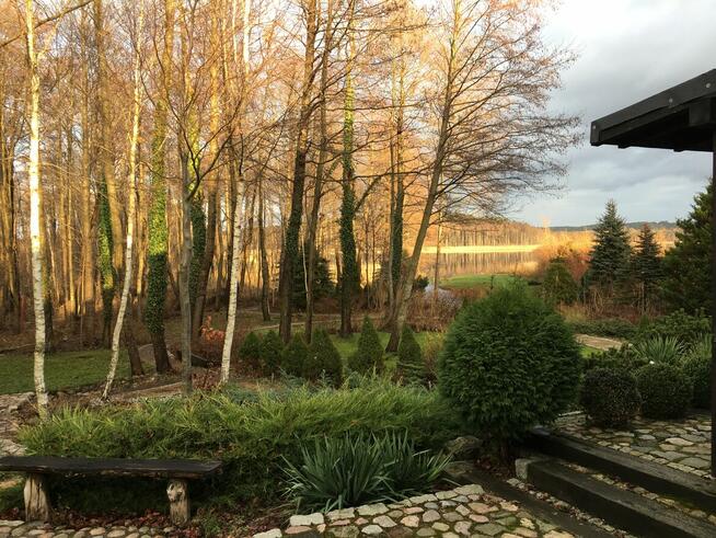 Dom z linią brzegową jeziora i pomostem