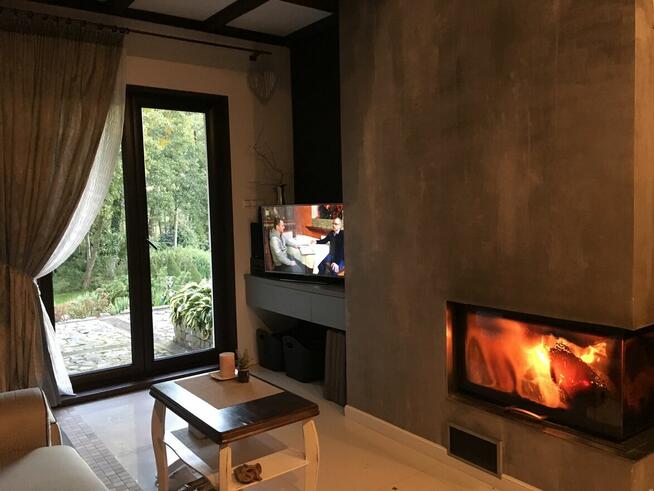 Dom z linią brzegową jeziora i pomostem