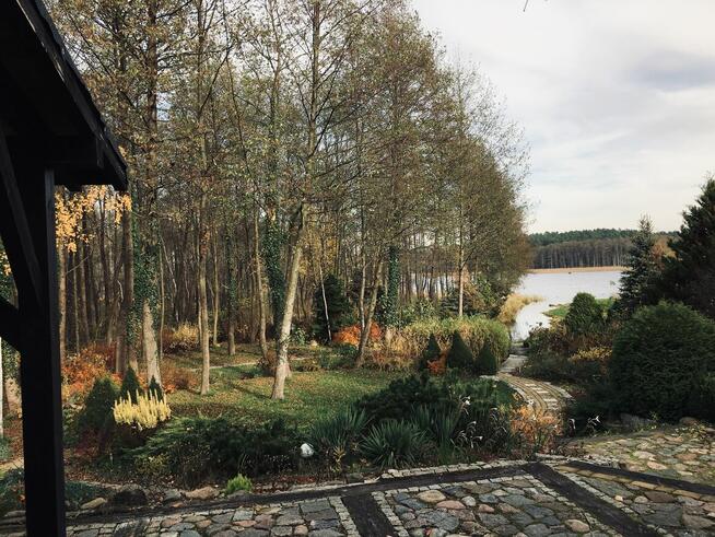 Dom z linią brzegową jeziora i pomostem