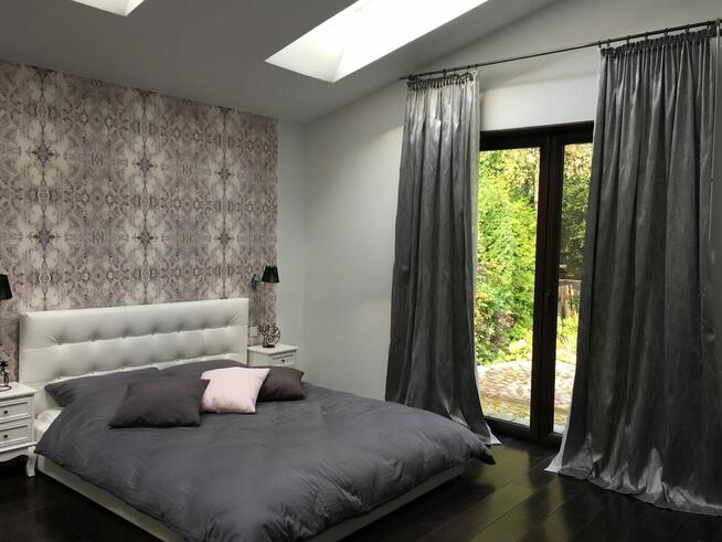 Dom z linią brzegową jeziora i pomostem