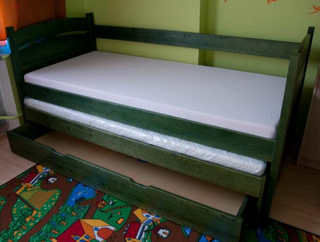 Łózka z drewna sosnowego na zamówienie