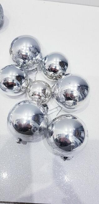 Srebrny zestaw ozdób choinkowych, bombek