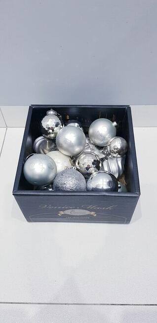 Srebrny zestaw ozdób choinkowych, bombek