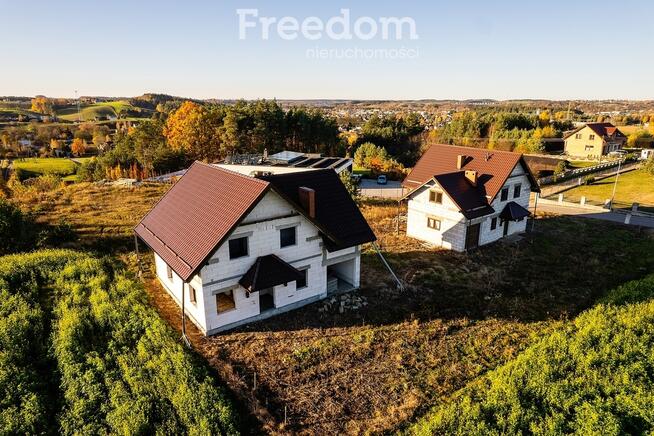 Przestronny dom w stanie surowym w otwartym